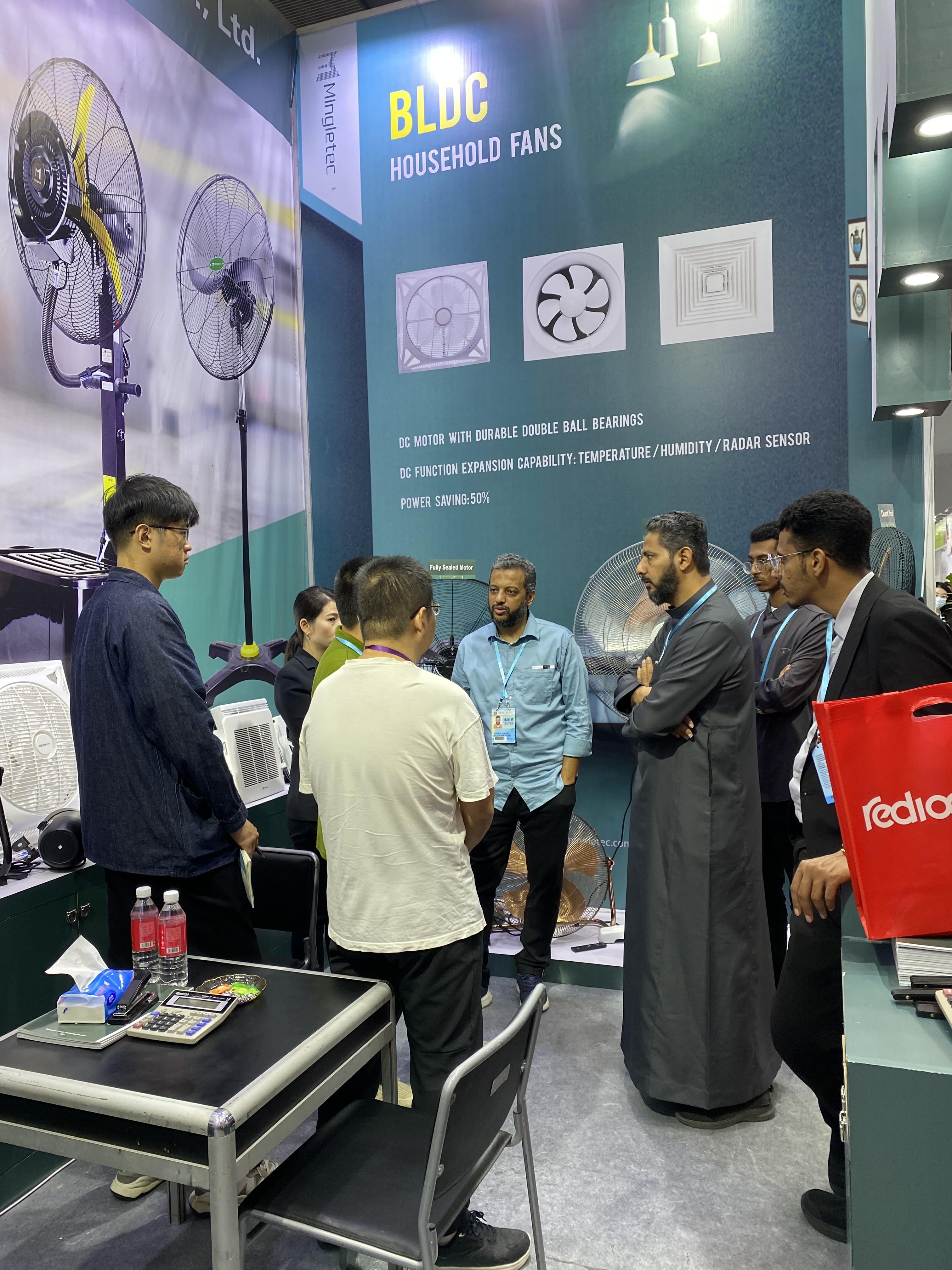 يستمع العملاء بعناية إلى عرض مبيعاتنا لمراوح BLDC الصناعية لدينا