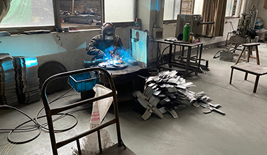 <div style="text-align: right;">ورشة اللحام</div> 