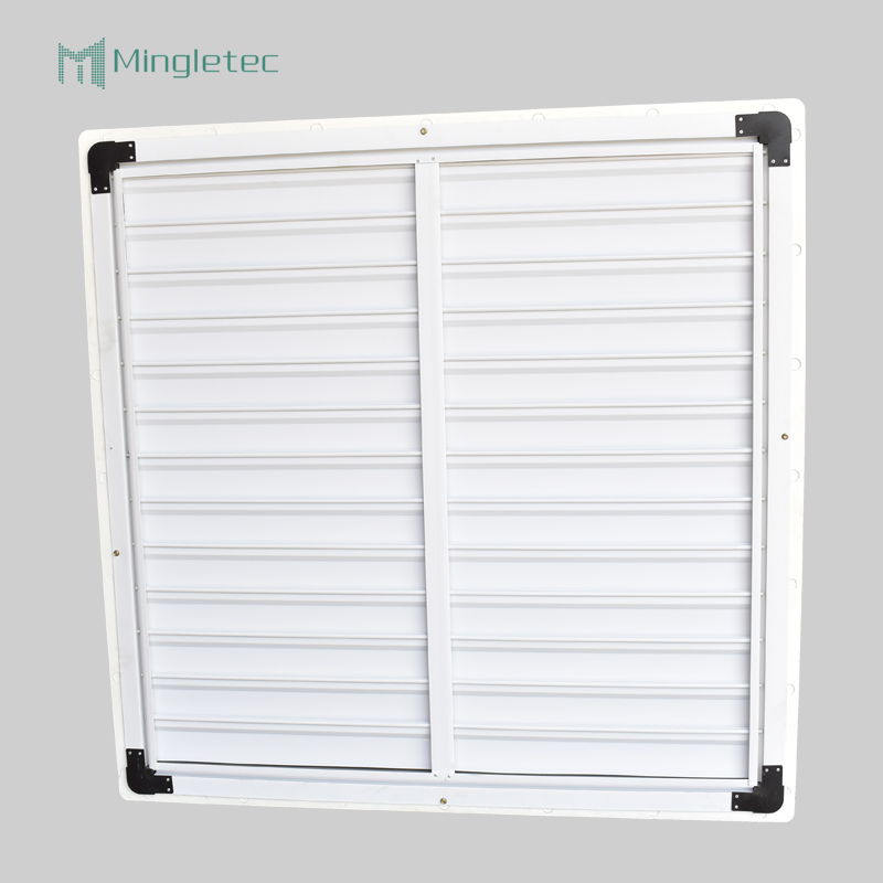 تستخدم الدفيئة مروحة عادم صناعية مثبتة على الحائط ذات ضغط عالٍ