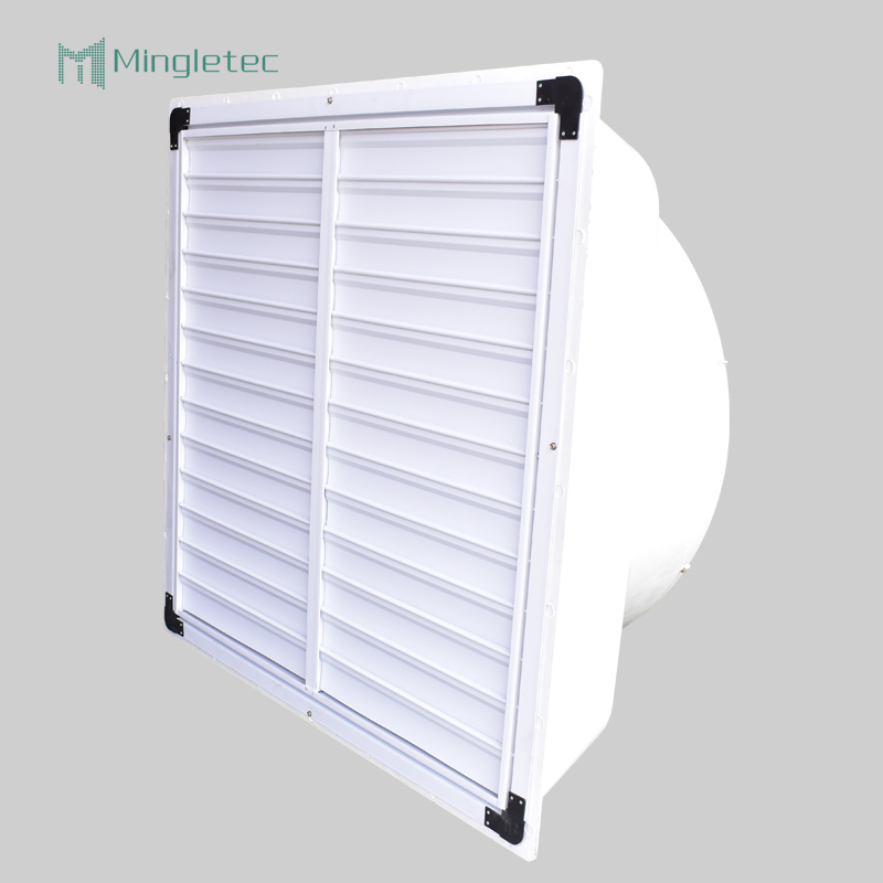 تستخدم الدفيئة مروحة عادم صناعية مثبتة على الحائط ذات ضغط عالٍ